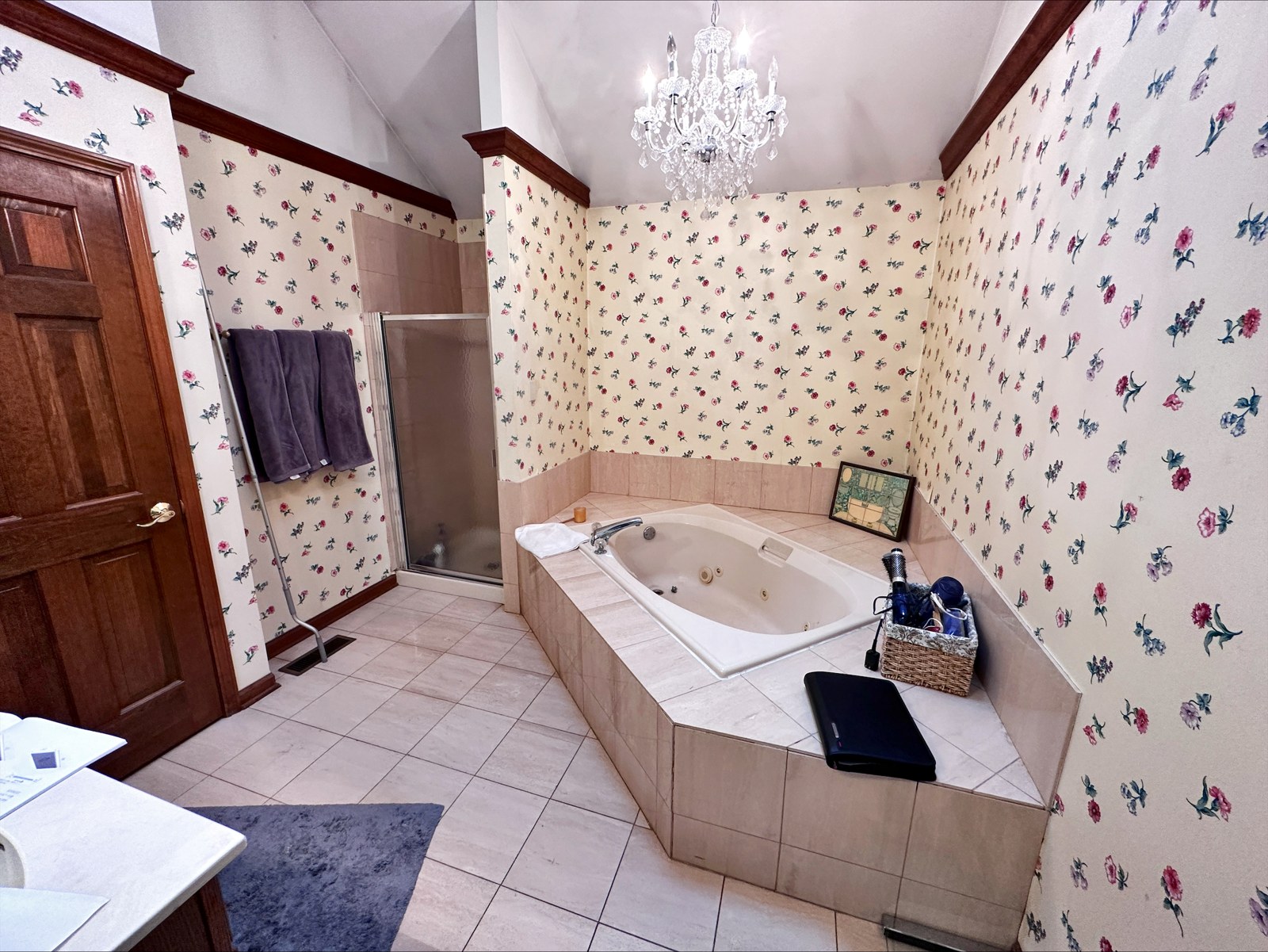 Bathroom before the JC Custom Tile renovation