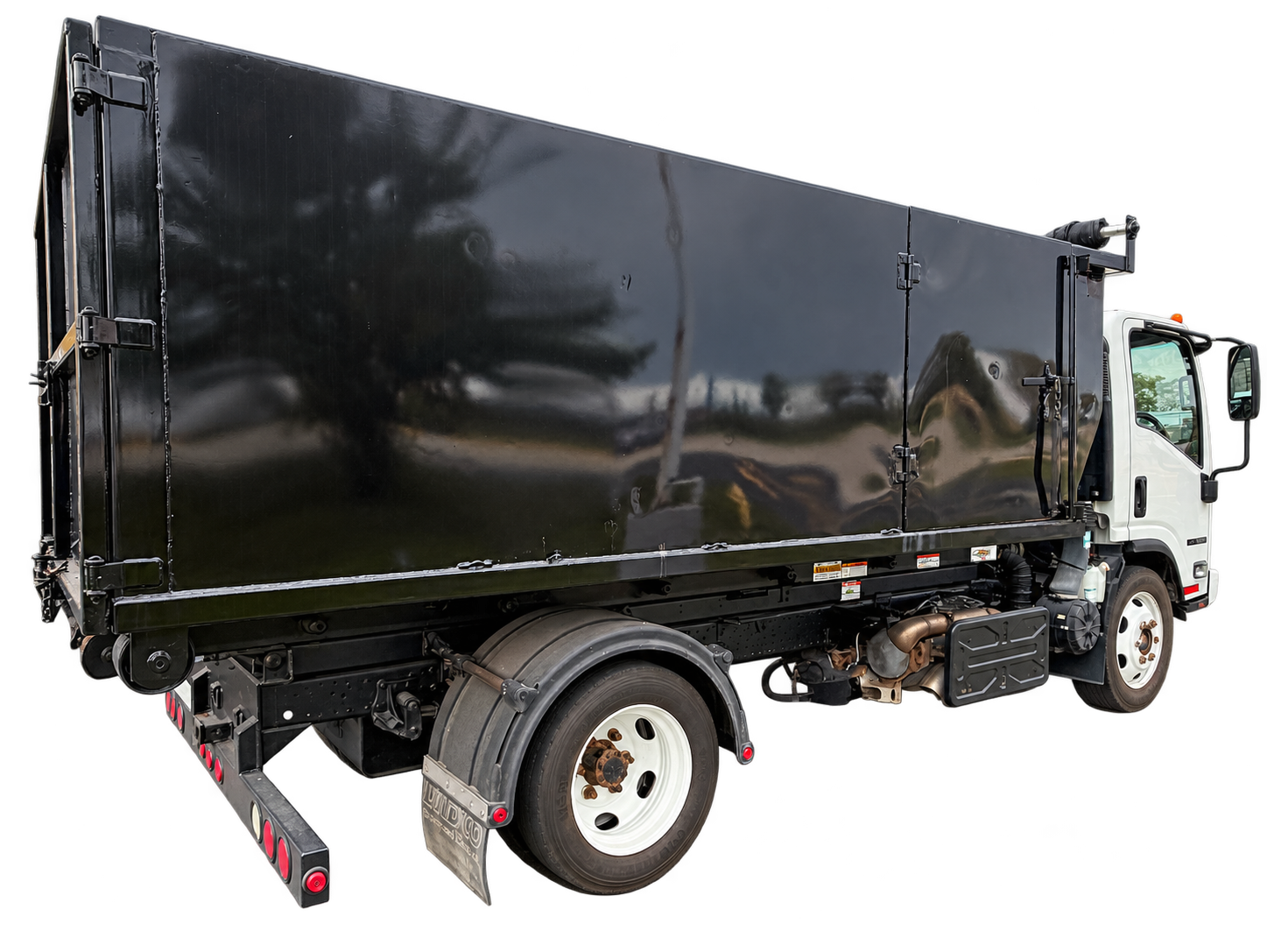 Side view of Junk Smash’s 16.9-cubic-yard container mounted on the Isuzu truck